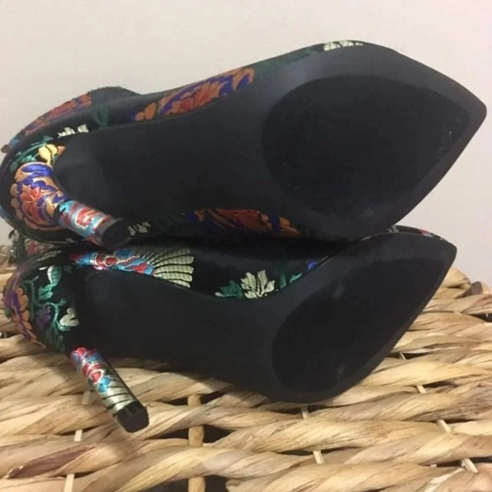 “Madelina” Justfab Black Flower 4” Heel Booties! 💥 - Picture 8 of 11
